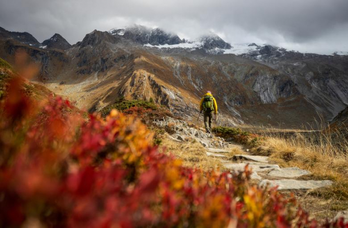 Một người leo núi đang leo qua rặng Zillertal của dãy Alps trong một ngày thu, khu vực gần làng Ginzling, Áo/Lisi Niesner