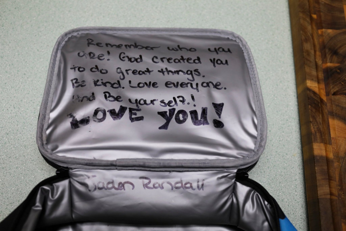 Lời nhắn trong hộp cơm Randall chuẩn bị cho con trai Jaden, Gia đình cô sống rất lạc quan. 