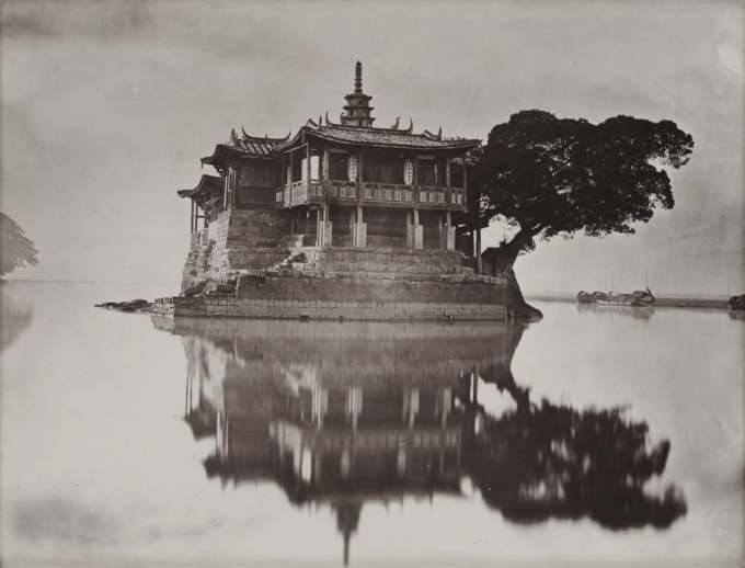 Một kiến trúc cổ bên dòng Mân Giang (Tứ Xuyên) do nhiếp ảnh gia John Thompson chụp. 