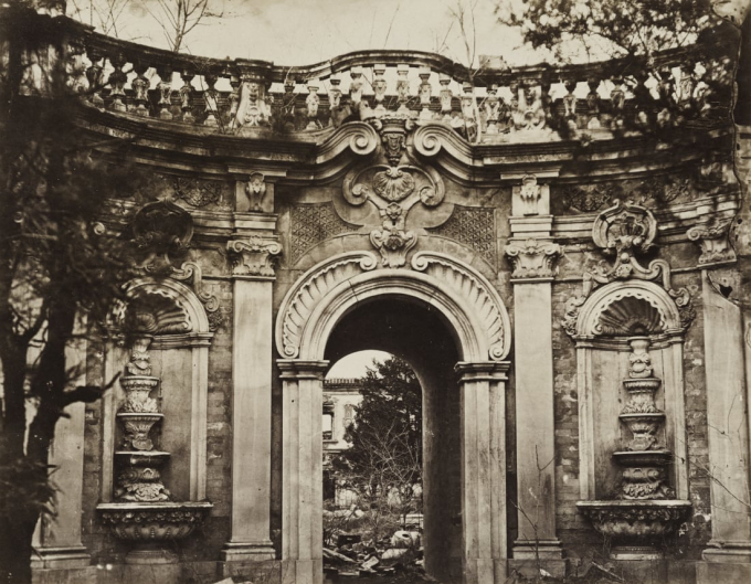 Một cánh cổng ở Di Hoà Viên (Bắc Kinh) do nhiếp ảnh gia Thomas Child chụp. Kiến trúc này sau đó đã bị thiêu rụi trong thời kỳ liên quân Anh - Pháp tiến vào thành Bắc Kinh năm 1859