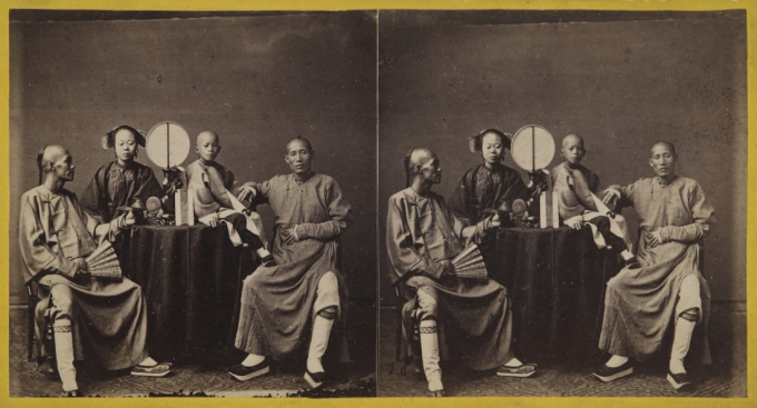 Một bức ảnh chụp trong studio của nhiếp ảnh gia người Mỹ Milton Miller, chụp một gia đình Quảng Đông vào đầu những năm 1860