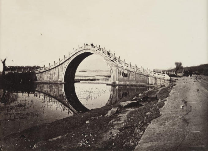 Một bức ảnh chụp cây cầu ở Di Hoà Viên của nhiếp ảnh gia Thomas Child. Ông này đã bán những tấm ảnh cho nhiều tạp chí phương Tây 