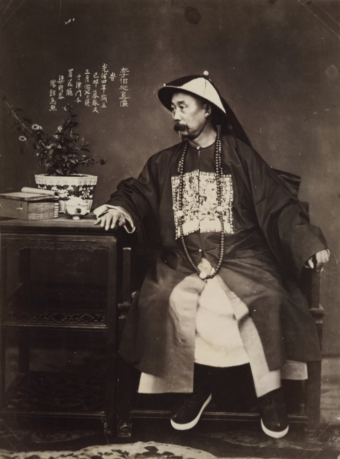 Các nhân vật có máu mặt cũng thường tìm đến các studio để chụp ảnh. Trong ảnh là chân dung Lý Hồng Chương (1823-1901), một tướng thời Thanh, người có vai trò lớn trong việc dẹp khởi nghĩa Thái Bình Thiên Quốc.  