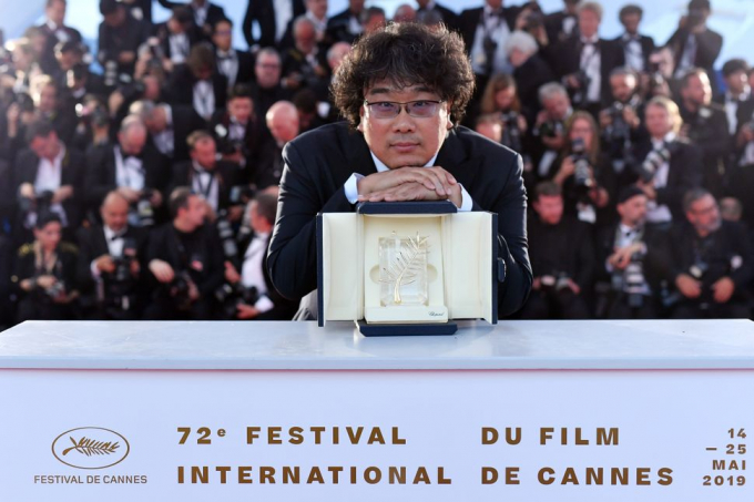 Bong Joon-ho nhận Cành cọ vàng trong LHP Cannes vào 25/5 vừa qua