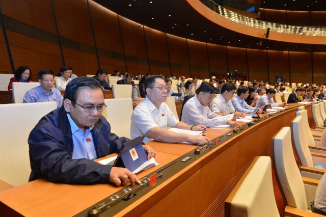 Quốc hội thông qua Nghị quyết về phân bổ ngân sách/ Ảnh: Tiền Phong