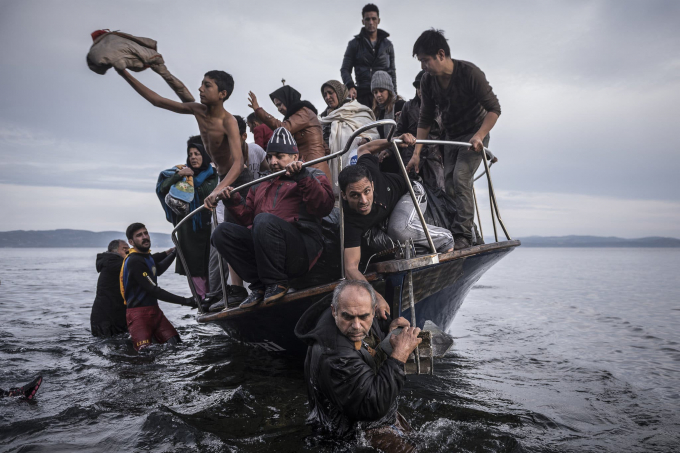 Một đoàn người di cư đến bằng một chiếc thuyền Thổ Nhĩ Kỳ gần làng Skala, trên đảo Lesbos của Hy Lạp tháng 11/2015./ Ảnh: Sergey Ponomarev/ New York Times