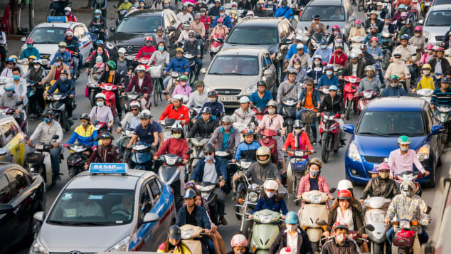 Mật độ xe cá nhân dày đặc là một trong những nguyên nhân gây ô nhiễm ở Hà Nội