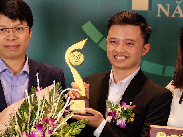 Đỗ Quang Trường, trưởng nhóm thực hiện Origin-STT lên nhận giải thưởng cao nhất lĩnh vực CNTT tại lễ trao giải Nhân tài Đất Việt 2019 tối 15/11
