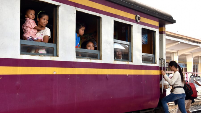 Một chuyến tàu truyền thống từ ga Nakhon Ratchasima ở  Ubon Ratchathani đi Bangkok