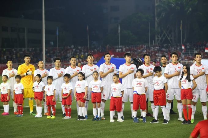 Các cầu thủ U22 Việt Nam chào cờ