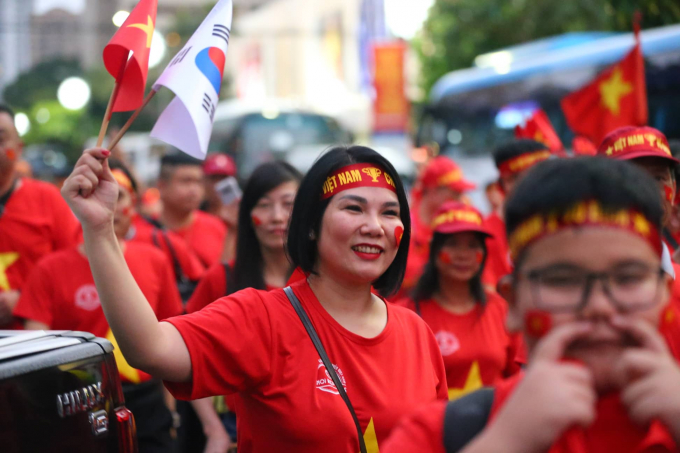 Sắc đỏ CĐV Việt Nam ngập tràn Manila trước trận chung kết Việt Nam - Indonesia ở SEA Games 30