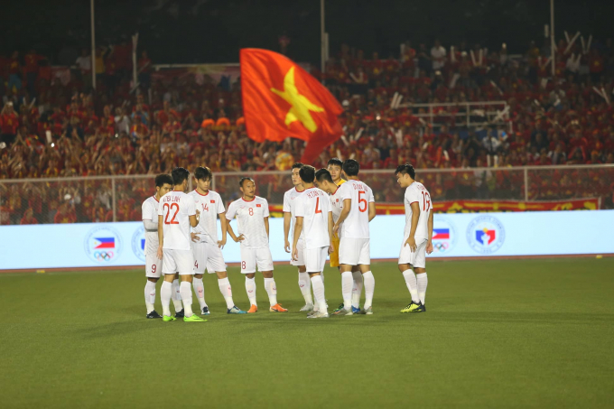 Các cầu thủ Việt Nam ra sân trong trang phuc màu trắng