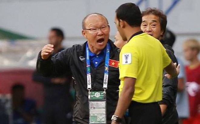 Tranh cãi khiến ông Park phải nhận thẻ đỏ ở phút 79