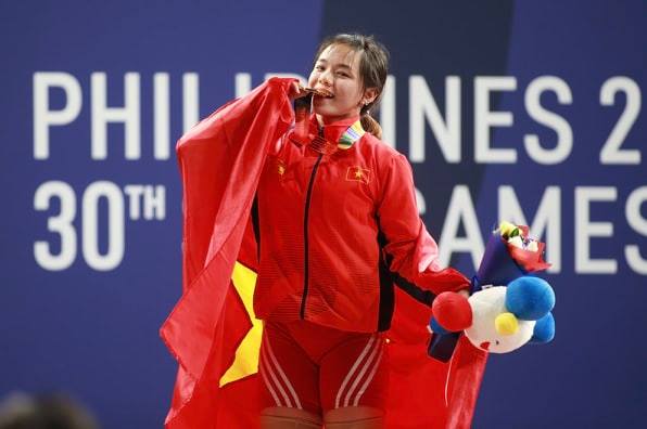 Cô gái vàng làng cử tạ Phạm Thị Hồng Thanh với HCV hạng cân 64 kg nữ ở nội dung cử đẩy từ cử giật 90 kg, cử đẩy 124 kg. 