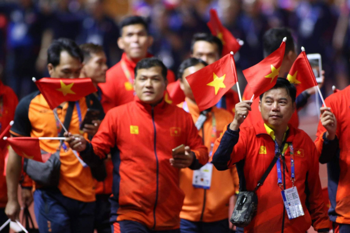Đoàn thể thao Việt Nam diễu hành trên SVĐ lễ bế mạc