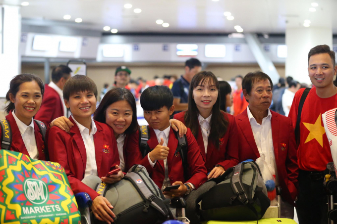 Các cô gái vàng của bóng đá Việt Nam với nụ cười tươi rói