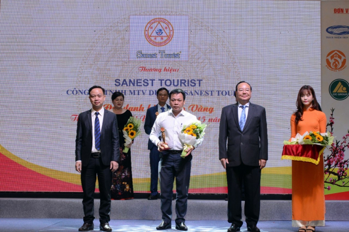   Đại diện Lãnh đạo Công ty TNHH MTV Du lịch Sanest Tourist  vinh dự nhận được cúp vàng Thương hiệu Việt uy tín  