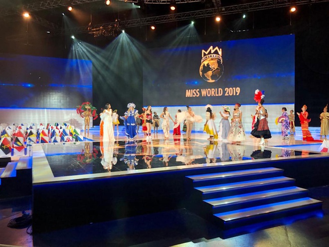 Các thí sinh trong trang phục dân tộc tại Miss World 2019 tại Anh