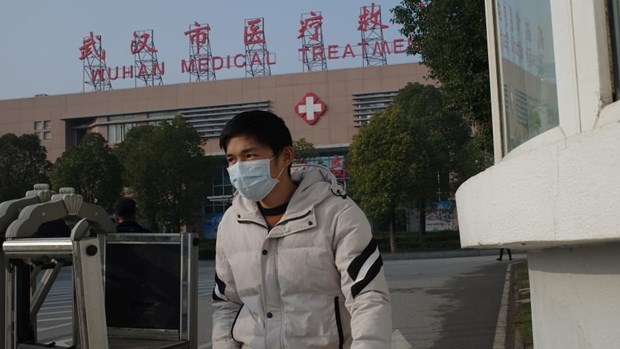 Người dân Trung Quốc đeo khẩu trang chống viêm phổi/ Ảnh: Getty Images