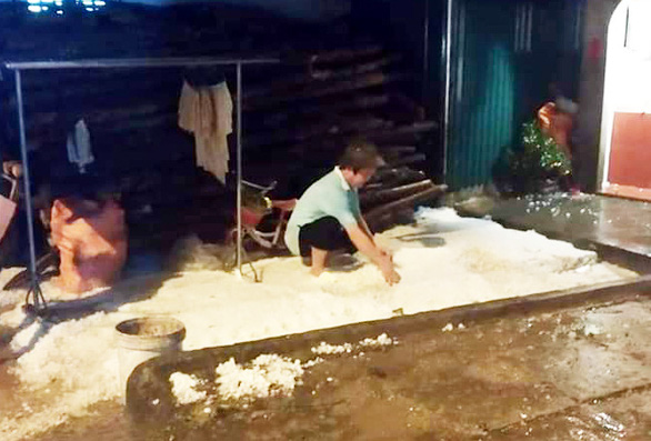 Người dân huyện Ngân Sơn khắc phục những thiệt hại do mưa đá gây ra trước khi đón giao thừa - Ảnh: TTO
