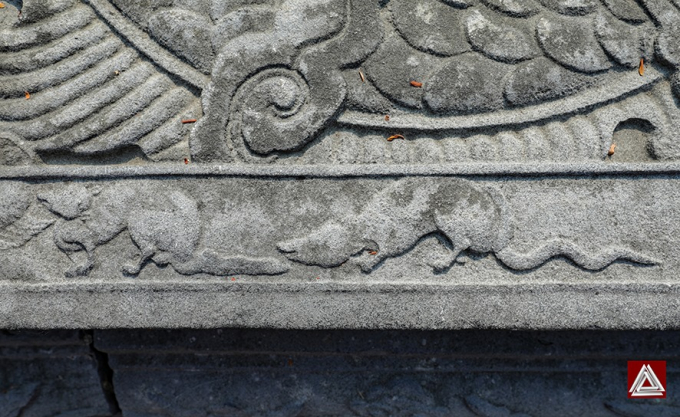Diềm trang trí của sập đá/long sàng đặt sát toà Bái đường đền vua Đinh (Ninh Bình) có niên đại thế kỷ 17 (đã được xếp hạng Bảo vật Quốc gia năm 2017)/ Ảnh: Hiếu Trần