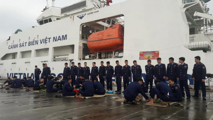 Lực lượng cảnh sát biển vùng 1 gói bánh chưng tết Canh Tý/ Ảnh: Hà Minh Hảo