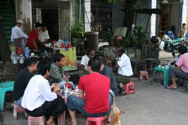 Quán trà ven đường ở Yangon năm 2009