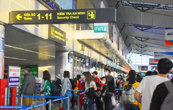 Hiện các chuyến bay thương mại giữa Việt Nam và Trung Quốc đã tạm dừng, chỉ một số chuyến được nối lại để giải tỏa số khách đang kẹt lại ở sân bay do lệnh bất ngờ
