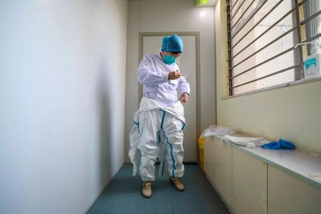 Bác sĩ Trương mặc đồ bảo hộ, chuẩn bị vào phòng cách ly thăm khám cho bệnh nhân