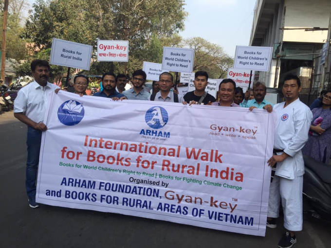 Hình ảnh nhóm Nguyễn Quang Thạch xuống đường đi bộ kêu gọi sách cho trẻ em ở Ấn Độ/ Ảnh: NVCC