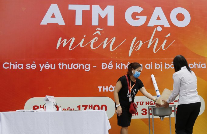 Cây ATM gạo đầu tiên Hà Nội được đặt tại Trung tâm Văn hoá thể thao phường Nghĩa Tân (Cầu Giầy, Hà Nội)