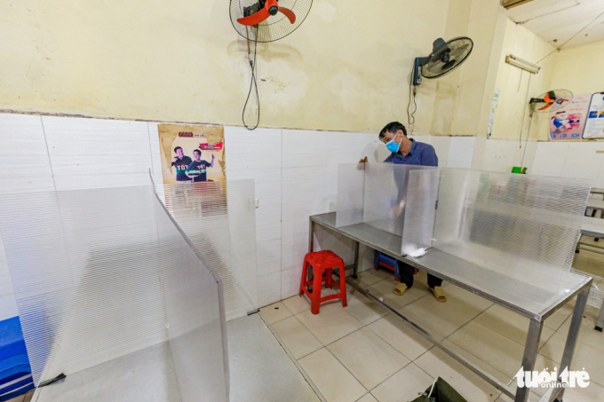 Một quán ăn ở Hà Nội lắp vách ngăn để đảm bảo giãn cách/ Ảnh: TTO