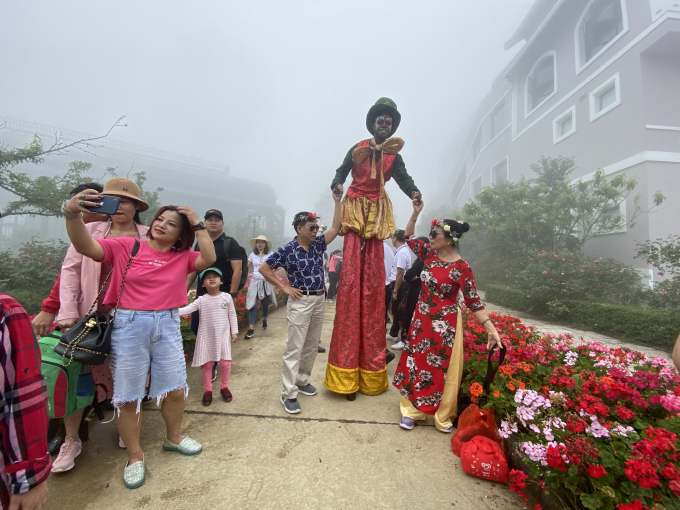 Du khách trong ngày khai trương Thung lũng hoa hồng lớn nhất Việt Nam ở khu du lịch Sun World Lengend (Sa Pa, Lào Cai)