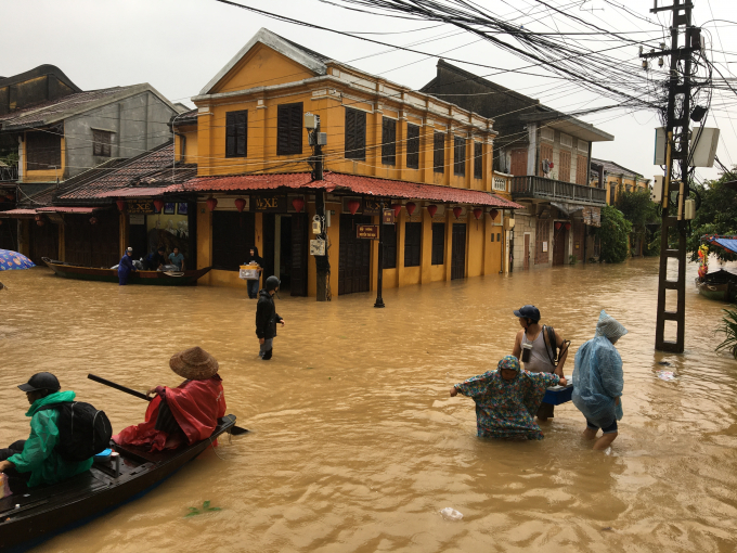 Tại Thừa Thiên Huế, Quảng Nam, Quảng Ngãi, mưa lớn kéo dài suốt buổi sáng 11/10 với lượng 100-300 mm.