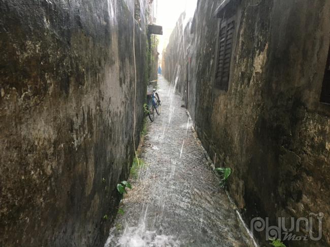   3 ngày nay, mưa lớn nhiều giờ, nước nơi thượng nguồn kéo xuống, khiến sông Hoài dâng cao. Nhiều tuyến đường trong phố cổ Hội An không tránh khỏi úng ngập.  