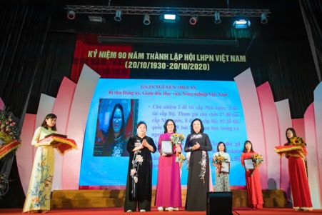 GS-TS Nguyễn Thị Lan – Bí thư Đảng ủy, Giám đốc Học viện Nông nghiệp Việt Nam nhận bằng khen Phụ nữ Thủ đô tiêu biểu năm 2020