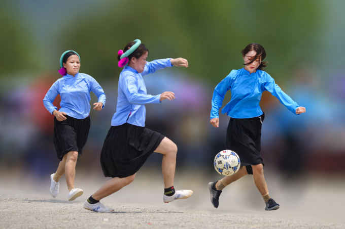 Lễ hội cầu mùa có nhiều hoạt động truyền thống nhưng thu hút sự quan tâm hơn cả vẫn là giải bóng đá nữ