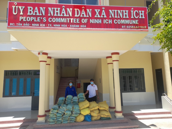 Trên 40 tấn gạo được tập kết rải rác tại nhiều điểm nhận (trường học, bệnh viện, UBND xã,...) hỗ trợ người dân bị ảnh hưởng dịch bệnh...