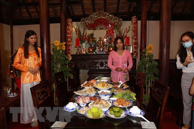 Không gian văn hóa và mâm cỗ ngày Tết cúng ông bà của người miền Nam tại Lễ hội Tết Việt 2021. (Ảnh: Thanh Vũ/TTXVN)