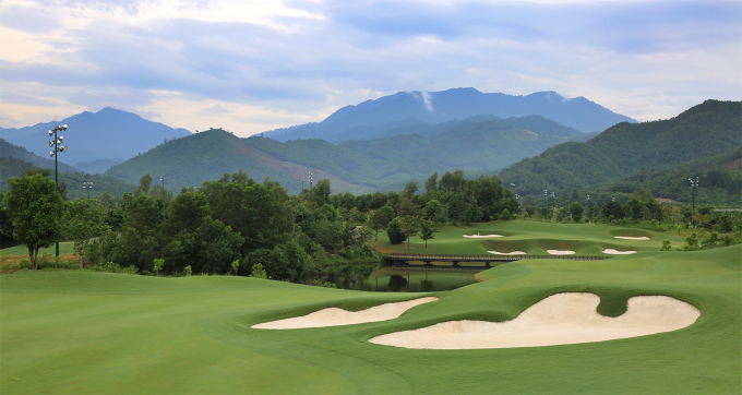 Sân golf nằm dưới chân núi Bà Nà