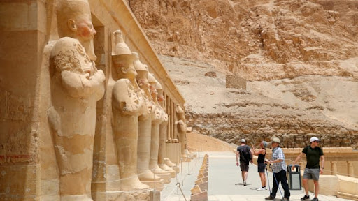 Khách du lịch đến thăm Đền Hatshepsut ở Luxor (Ai Cập) vào ngày 26/04/2022. Ảnh Sui Xiankai / Xinhua / Getty