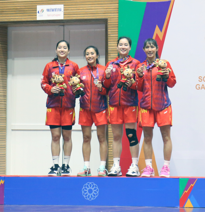    Nụ cười của các cô gái Việt Nam trên bục khi giành được tấm huy chương bạc lịch sử  