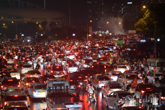 Người hâm mộ đổ ra đường ăn mừng chiến thắng của U23 Việt Nam làm giao thông tắc nghẽn/ Ảnh: Hoàng Toàn