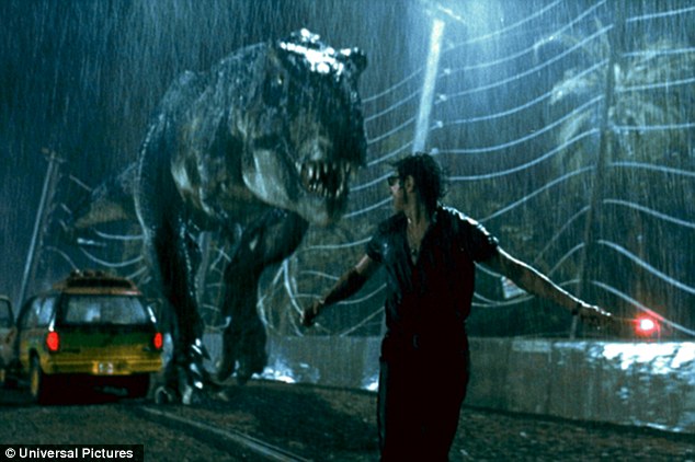 Ian Malcolm dùng lửa dẫn dụ T-rex