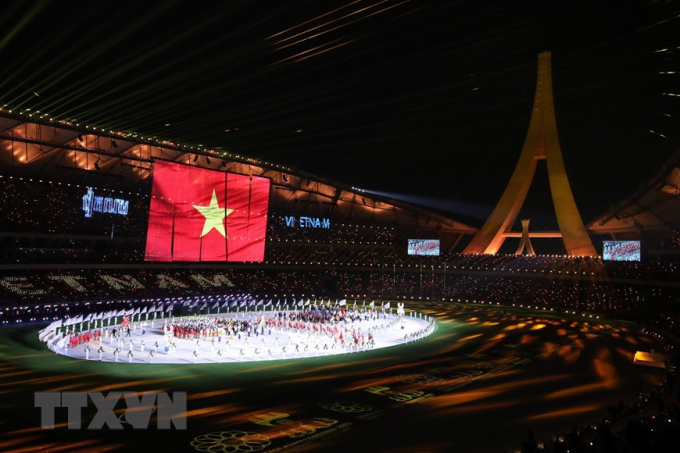 Quốc kỳ Việt Nam tại Lễ Khai mạc SEA Games 32. (Ảnh: Minh Quyết/TTXVN)