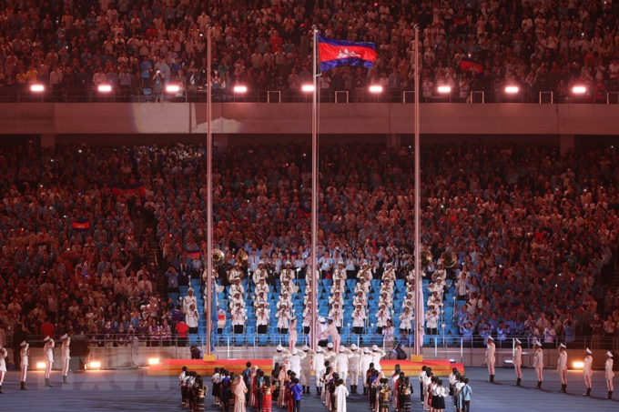 Nghi thức Thượng cờ Campuchia tại Lễ Khai mạc SEA Games 32. (Ảnh: Minh Quyết/TTXVN) 