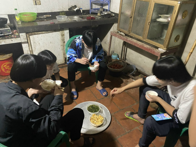 Bữa cơm trong phòng trọ những lao động chưa thành niên ở Việt Yên (Bắc Giang)