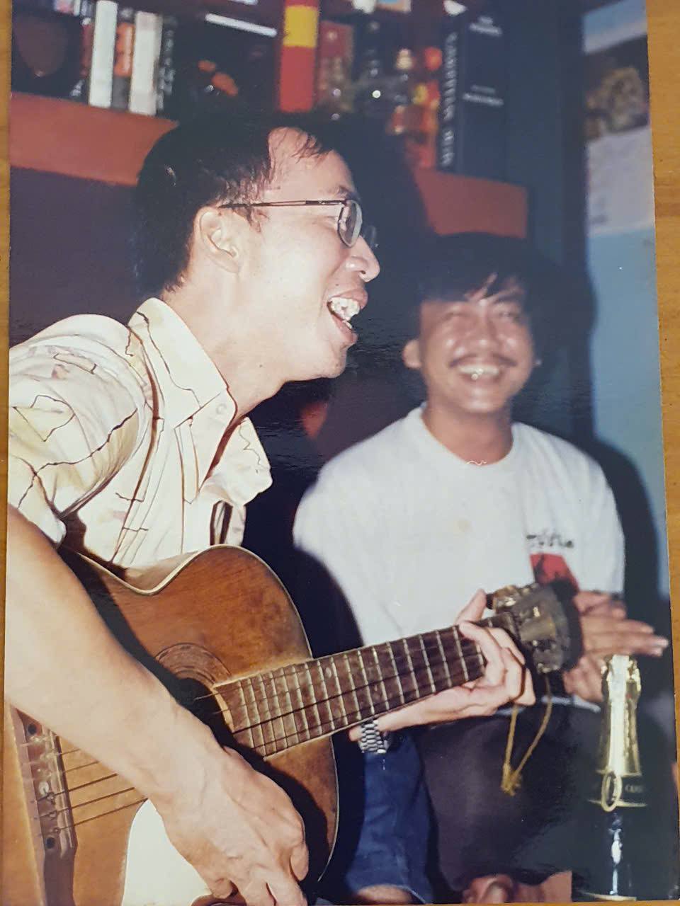 Thầy đàn hát cùng bạn bè những năm 2000 và guitar là sở thích của thầy cho đến tận lúc về hưu