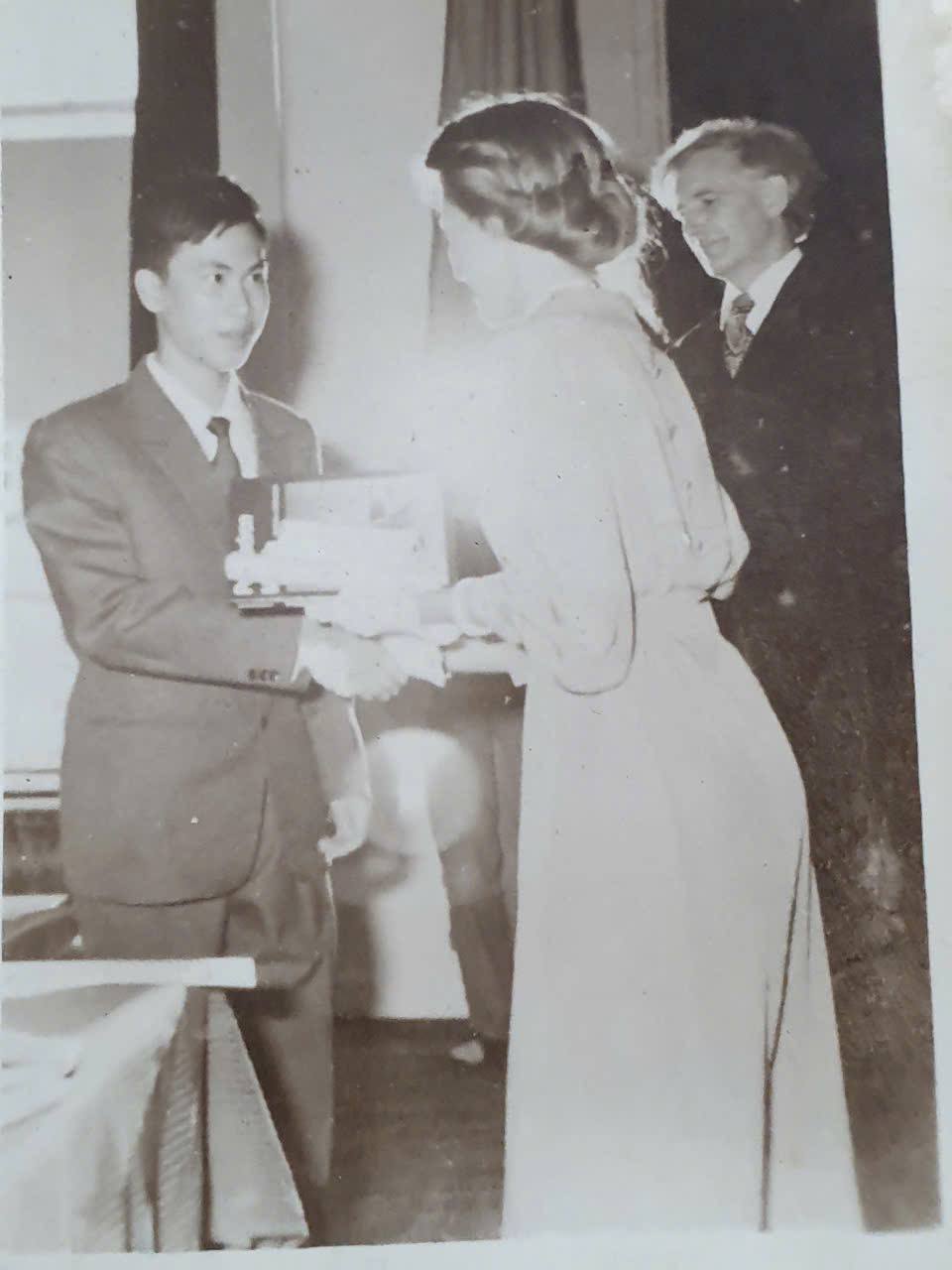 Khoảnh khắc cậu học trò Lê Bá Khánh Trình nhận giải đặc biệt Olympic Toán quốc tế năm 1979 (Ảnh: NVCC)