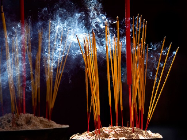 Thắp hương liên tục nhưng mãi không linh, chuyên gia giải thích 5 lý do